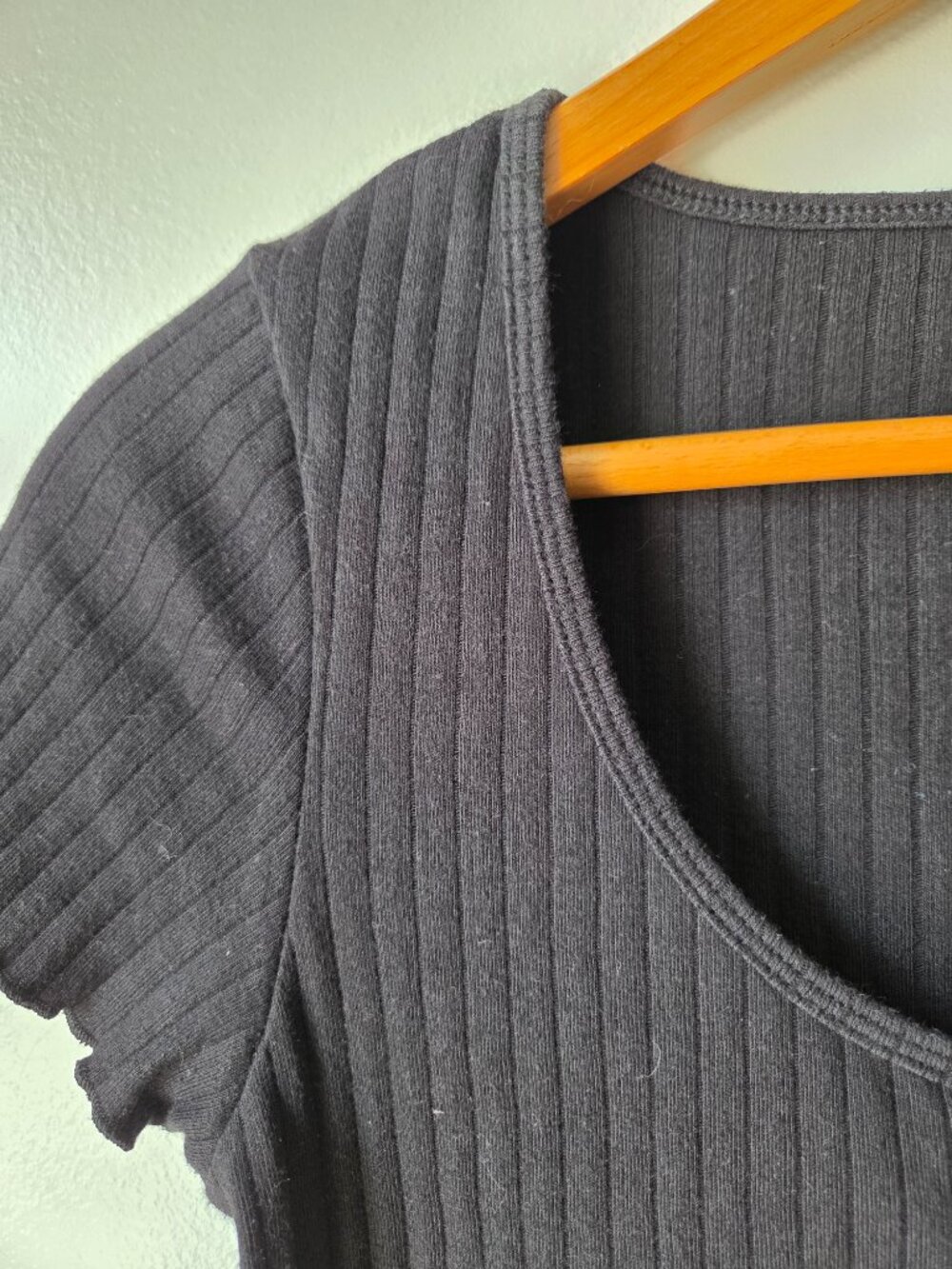EUC AMERICAN EAGLE RIBBED SCOOP NECK TEE BUTTONED SIZE SMALL - Picture 7 of 12